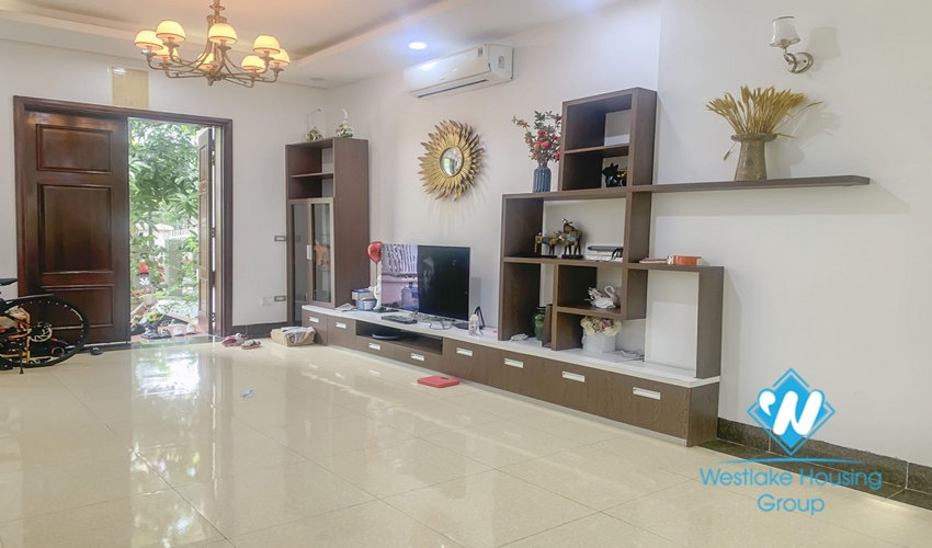 House for rent in Hoa Sua 3 in Vinhome Riverside near BIS . international school